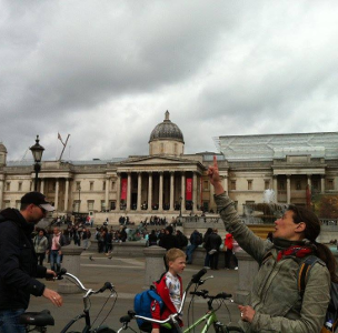 Ans Vaessen vertelt tijdens fiets tour
