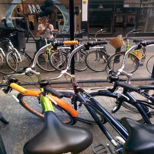 Foto van fietsen met privé gids in de reflectie